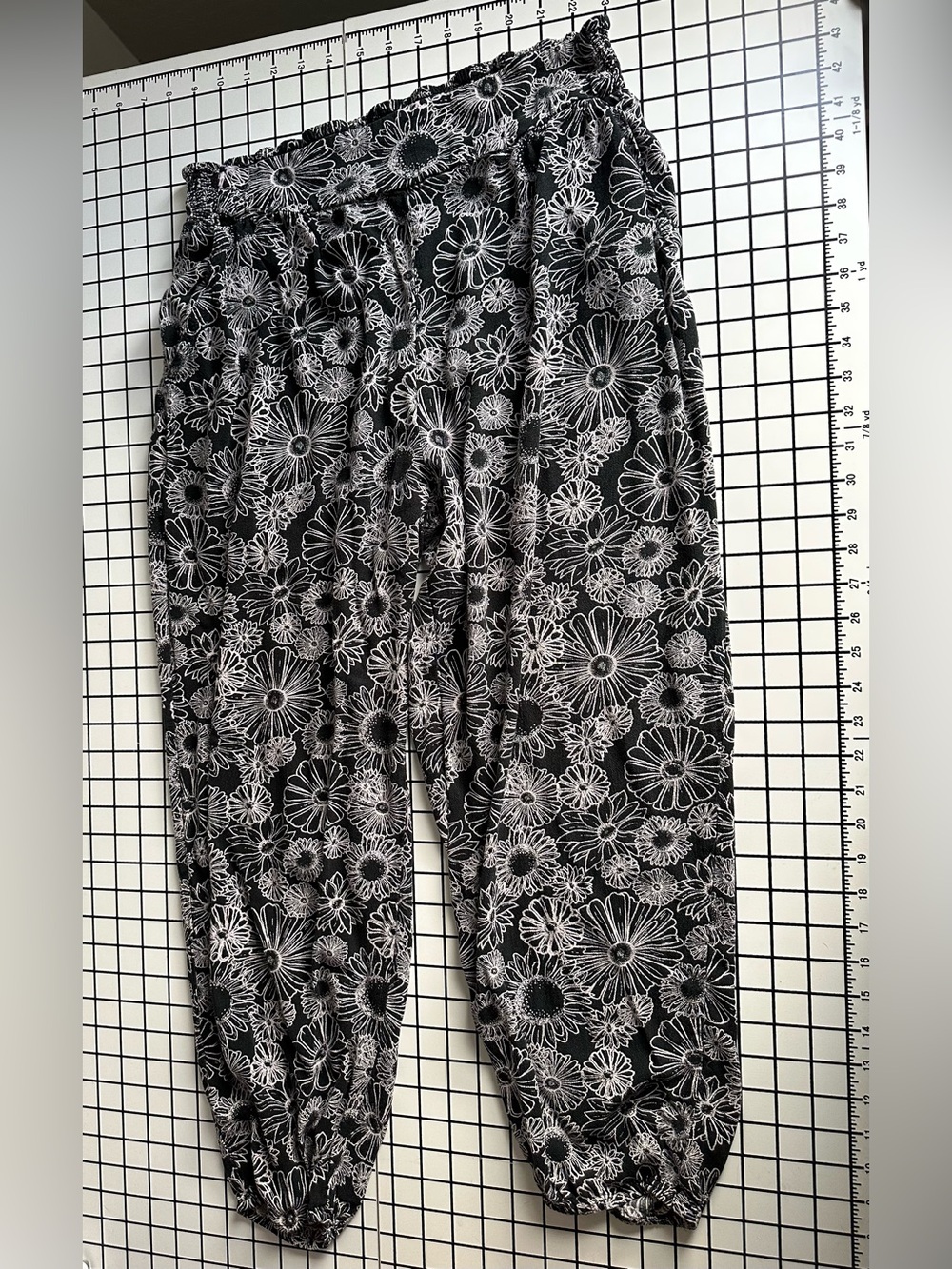 SO Black & White Floral Cropped Ankle Pants